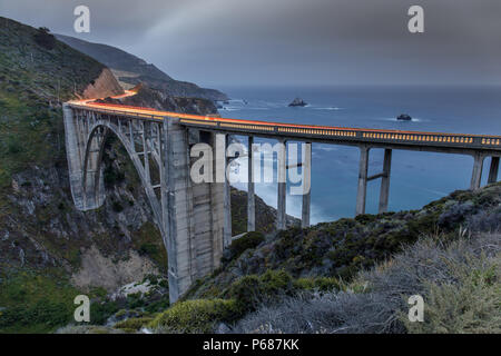 Auto Wanderwege leuchtenden Bixby Bridge. Stockfoto