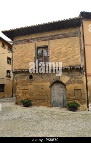 Mittelalterliche Fassade im Stil mit einem schönen Tür mit Hintergrund der Kirche Mariä Himmelfahrt in Briones. Architektur, Kunst, Geschichte, Reisen. 27. Dezember Stockfoto