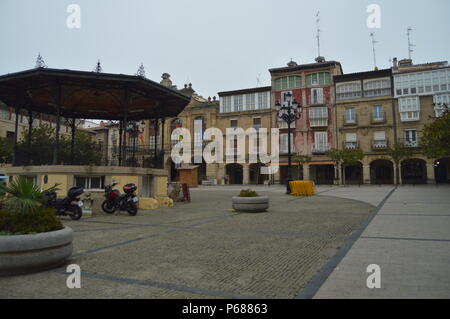 Hauptplatz von Haro mit seinen malerischen Gebäuden. Architektur, Kunst, Geschichte, Reisen. 27. Dezember 2015. Briones, La Rioja, Spanien. Stockfoto