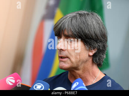 Frankfurt am Main, Deutschland. 28 Juni, 2018. Bundestrainer Joachim Löw gibt eine Erklärung ab, nachdem die deutsche Fußball-Nationalmannschaft am Frankfurter Flughafen ankommt. Credit: Ina Faßbender/dpa/Alamy leben Nachrichten Stockfoto