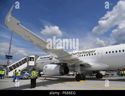 Frankfurt am Main, Deutschland. 28 Juni, 2018. Die Ebene der Deutschen Fußball-Nationalmannschaft nach seiner Ankunft am Flughafen Frankfurt. Credit: Ina Faßbender/dpa/Alamy leben Nachrichten Stockfoto