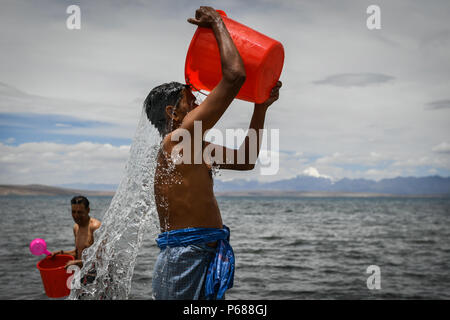 (180628) - ALI, 28. Juni 2018 (Xinhua) - Indische Pilger einer Badewanne an Mapam Yumco See, einem Heiligen hinduistischen und buddhistischen Seite, in Ali Präfektur, Südwesten Chinas Autonomen Region Tibet, 26. Juni 2018. In diesem Jahr wird die Nathu La Pass wird erwartet, über 500 offiziell organisierten Pilger aus Indien, die die 2,874-km Wallfahrt zu sehen, nach Yang Zhigang, stellvertretender Direktor des Amtes für auswärtige Angelegenheiten und Overseas Chinese Affairs in Stadt Xigaze. (Xinhua / Liu Dongjun) (mcg) Stockfoto