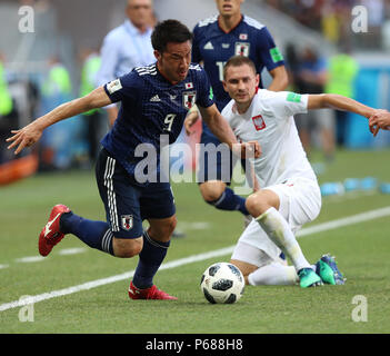 Wolgograd, Russland. 28 Juni, 2018. Shinji Okazaki (L) von Japan konkurriert während der FIFA WM 2018 Gruppe H Übereinstimmung zwischen Japan und Polen in Wolgograd, Russland, 28. Juni 2018. Credit: Yang Lei/Xinhua/Alamy leben Nachrichten Stockfoto