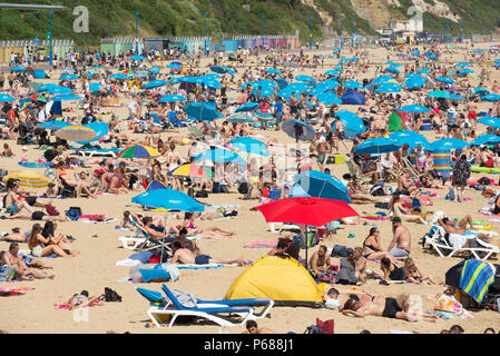 Bournemouth, Dorset, Großbritannien, 2018 Hitzewelle. Menschen am Sandstrand an der Südküste von England bei heißem Wetter. Stockfoto