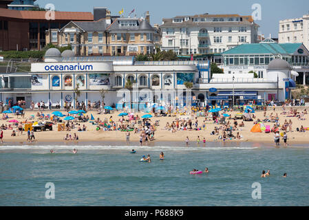 Bournemouth, Dorset, Großbritannien, 2018 Hitzewelle. Die Leute am Strand und im Meer an der Südküste von England bei heißem Wetter. Stockfoto