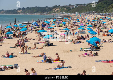 Bournemouth, Dorset, Großbritannien, 2018 Hitzewelle. Menschen am Sandstrand an der Südküste von England bei heißem Wetter. Stockfoto