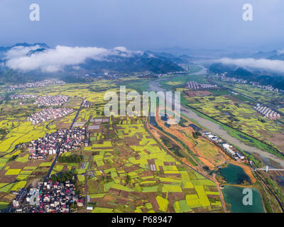 Peking, China. 3 Apr, 2018. Luftaufnahme auf April 3, 2018 zeigt eine Wetland Park in Fenkou Stadt Jingdezhen County, im Osten der chinesischen Provinz Zhejiang. Umfassende Fortschritte erzielt worden, da der Bericht am 18. Nationalen Kongresses der Kommunistischen Partei Chinas (KPCH) im Jahr 2012 gelieferten ökologische Entwicklung als eine wichtige Aufgabe, die Gesamtplanung des Landes und schlug eine "schöne China Building' als große Ziel enthalten. Credit: Xu Yu/Xinhua/Alamy leben Nachrichten Stockfoto