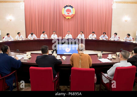 (180628) - Peking, 28. Juni 2018 (Xinhua) - Wang Yang, Mitglied des Ständigen Ausschusses des Politbüros der Kommunistischen Partei Chinas und Vorsitzender des Nationalen Ausschusses der Chinese People's Political Consultative Conference (Cppcc), leitet eine bi-weekly Seminar in Peking, der Hauptstadt von China, 28. Juni 2018. (Xinhua / Ding Haitao) (lb) Stockfoto