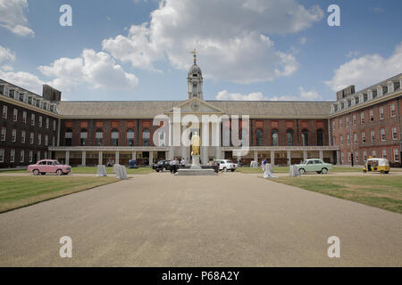 London, Großbritannien. 28 Juni, 2018. Die Beurteilung der schillernden Concours d'éléphant Flotte von kundenspezifischen Fahrzeugen geführt von SKH Prinz Michael von Kent im Royal Hospital Chelsea. Credit: Amanda Rose/Alamy leben Nachrichten Stockfoto