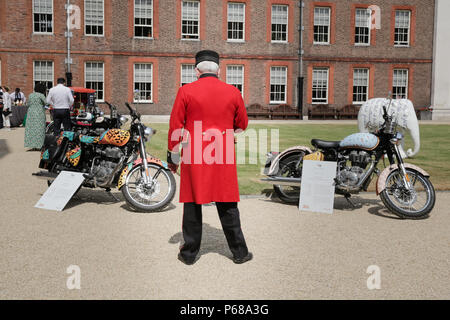 London, Großbritannien. 28 Juni, 2018. Die Beurteilung der schillernden Concours d'éléphant Flotte von kundenspezifischen Fahrzeugen geführt von SKH Prinz Michael von Kent im Royal Hospital Chelsea. Credit: Amanda Rose/Alamy leben Nachrichten Stockfoto