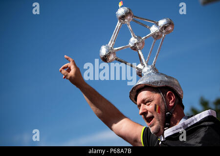 Kaliningrad, Russland. 28 Juni, 2018. Fußball-WM: Belgien Ventilator mit einem Modell des Atomiums auf seinem Kopf. Credit: Marius Becker/dpa/Alamy leben Nachrichten Stockfoto