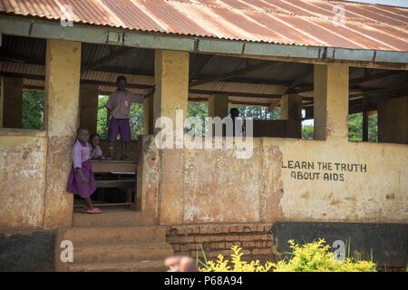 Hoima, Uganda. 4. Mai, 2018. Ein Junge wird gesehen, auf einer Bank in einem Class Zimmer. Grundschule Schüler an ihrem letzten Tag in einer Schule in der Nähe der Stadt Hoima im Westen Ugandas. Credit: Geovien So/SOPA Images/ZUMA Draht/Alamy leben Nachrichten Stockfoto