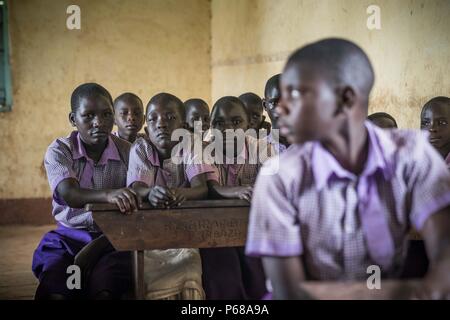 Hoima, Uganda. 4. Mai, 2018. Schülerinnen und Schüler werden gesehen, sitzen auf Bänken innerhalb einer Klasse der Grundschule haben an ihrem letzten Tag in einer Schule in der Nähe der Stadt Hoima im Westen Ugandas. Credit: Geovien So/SOPA Images/ZUMA Draht/Alamy leben Nachrichten Stockfoto