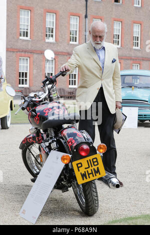 London, Großbritannien. 28 Juni, 2018. Die Beurteilung der schillernden Concours d'éléphant Flotte von kundenspezifischen Fahrzeugen geführt von SKH Prinz Michael von Kent im Royal Hospital Chelsea. Credit: Amanda Rose/Alamy leben Nachrichten Stockfoto