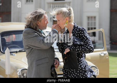 London, Großbritannien. 28 Juni, 2018. Die Beurteilung der schillernden Concours d'éléphant Flotte von kundenspezifischen Fahrzeugen geführt von SKH Prinz Michael von Kent im Royal Hospital Chelsea. Credit: Amanda Rose/Alamy leben Nachrichten Stockfoto