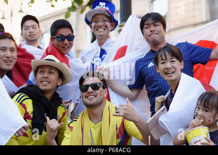 St. Petersburg, Russland, 28. Juni, 2018. Fußball-Fans aus Japan und Kolumbien zusammen feiern, die sich für die Nationalmannschaften von Knockout Stadien der FIFA WM Russland 2018. Kolumbien beat Senegal 1-0, und Japan wurde von Polen mit dem gleichen Ergebnis Besiegten aber erreichen 1/8 Finale durch die FIFA Fair Play Regeln Credit: StockphotoVideo/Alamy leben Nachrichten Stockfoto