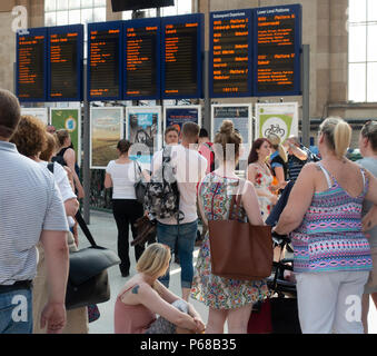 Glasgow, Schottland, Großbritannien. 28. Juni 2018. Passagiere auf dem Zusammentreffen von Glasgow Central Station warten auf Nachricht von Abflug, nach dem die meisten frühen Abend Hauptverkehrszeit Züge verzögert worden sind oder durch Signalisierung Ausfälle oder die Einführung von Geschwindigkeitsbeschränkungen aufgehoben. Stockfoto