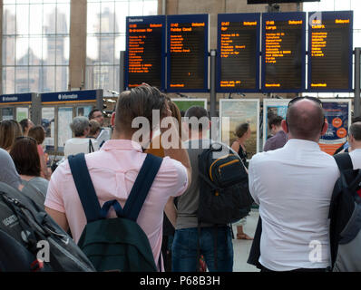 Glasgow, Schottland, Großbritannien. 28. Juni 2018. Passagiere auf dem Zusammentreffen von Glasgow Central Station warten auf Nachricht von Abflug, nach dem die meisten frühen Abend Hauptverkehrszeit Züge verzögert worden sind oder durch Signalisierung Ausfälle oder die Einführung von Geschwindigkeitsbeschränkungen aufgehoben. Stockfoto