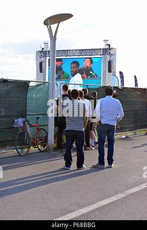 Strand von Brighton, England UK 28 Juni 2018 WM-Fußball-Fans beobachten England v Belgien außerhalb der großen Kino Madeira Drive. Caron Watson/Alamy leben Nachrichten Stockfoto