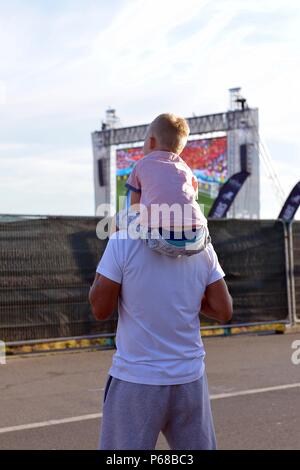 Strand von Brighton, England UK 28 Juni 2018 WM-Fußball-Fans beobachten England v Belgien außerhalb der großen Kino Madeira Drive. Caron Watson/Alamy leben Nachrichten Stockfoto