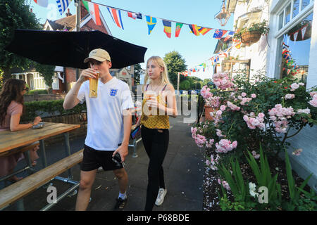 London, Großbritannien. 28. Juni 2018. Wimbledon: Wimbledon Pub ist mit Lüftern, die in der Gruppe G Konflikt zwischen England und Belgien an Kaliningrad, die die Gewinner der Group Credit: Amer ghazzal/Alamy Leben Nachrichten beschlossen wird zu beobachten verpackt Stockfoto