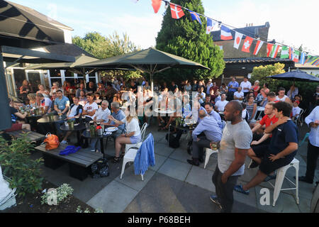 London, Großbritannien. 28. Juni 2018. Wimbledon: Wimbledon Pub ist mit Lüftern, die in der Gruppe G Konflikt zwischen England und Belgien an Kaliningrad, die die Gewinner der Group Credit: Amer ghazzal/Alamy Leben Nachrichten beschlossen wird zu beobachten verpackt Stockfoto