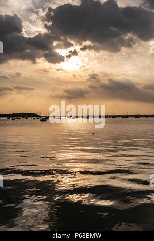 Poole, Großbritannien. 28. Juni 2018. UK Wetter. Die Sonne über den Hafen von Poole an einem der heißesten Tage in aufzeichnen. Kredit Thomas Faull/Alamy leben Nachrichten Stockfoto