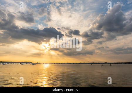 Poole, Großbritannien. 28. Juni 2018. UK Wetter. Die Sonne über den Hafen von Poole an einem der heißesten Tage in aufzeichnen. Kredit Thomas Faull/Alamy leben Nachrichten Stockfoto