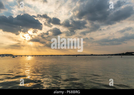 Poole, Großbritannien. 28. Juni 2018. UK Wetter. Die Sonne über den Hafen von Poole an einem der heißesten Tage in aufzeichnen. Kredit Thomas Faull/Alamy leben Nachrichten Stockfoto