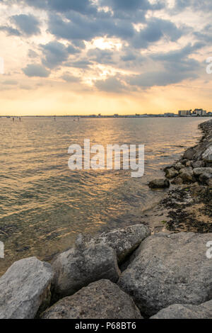 Poole, Großbritannien. 28. Juni 2018. UK Wetter. Die Sonne über den Hafen von Poole an einem der heißesten Tage in aufzeichnen. Kredit Thomas Faull/Alamy leben Nachrichten Stockfoto