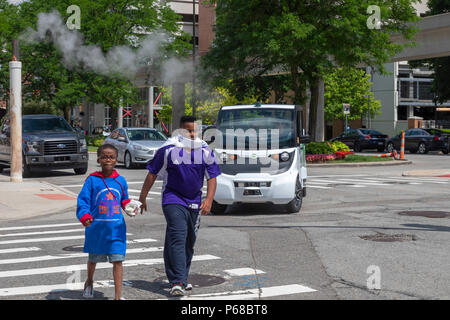 Detroit, Michigan, USA - 28. Juni 2018 - ein Selbstfahrender van Transporte Arbeiter auf den Straßen der Stadt im Zentrum von Detroit. Die Fahrzeuge, die von Mai Mobilität, Mitarbeiter der Quicken Loans und verbundenen Unternehmen aus einem Parkhaus in der Innenstadt von Büros. Zu starten, werden die Fahrzeuge tragen eine Telefonzentrale, die die Kontrolle übernehmen kann, falls erforderlich. Quelle: Jim West/Alamy leben Nachrichten Stockfoto