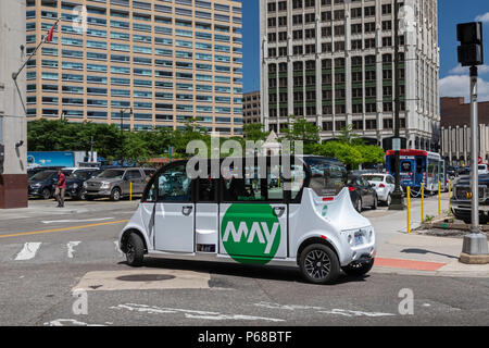 Detroit, Michigan, USA - 28. Juni 2018 - ein Selbstfahrender van Transporte Arbeiter auf den Straßen der Stadt im Zentrum von Detroit. Die Fahrzeuge, die von Mai Mobilität, Mitarbeiter der Quicken Loans und verbundenen Unternehmen aus einem Parkhaus in der Innenstadt von Büros. Zu starten, werden die Fahrzeuge tragen eine Telefonzentrale, die die Kontrolle übernehmen kann, falls erforderlich. Quelle: Jim West/Alamy leben Nachrichten Stockfoto