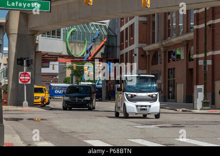 Detroit, Michigan, USA - 28. Juni 2018 - ein Selbstfahrender van Transporte Arbeiter auf den Straßen der Stadt im Zentrum von Detroit. Die Fahrzeuge, die von Mai Mobilität, Mitarbeiter der Quicken Loans und verbundenen Unternehmen aus einem Parkhaus in der Innenstadt von Büros. Zu starten, werden die Fahrzeuge tragen eine Telefonzentrale, die die Kontrolle übernehmen kann, falls erforderlich. Quelle: Jim West/Alamy leben Nachrichten Stockfoto