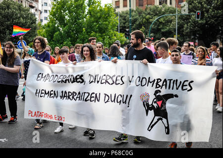 Pamplona, Spanien. 28 Juni, 2018. Die Teilnehmer der Gay Pride Parade wellen Marker, die Tausende von Menschen für LGBTQ + Rechte in Pamplona, Spanien am 28. Juni Rallye, 2018 Beginn der Stolz Wochenende in der Stadt. Credit: Mikel Cia Da Riva/Alamy leben Nachrichten Stockfoto