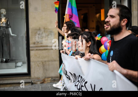 Pamplona, Spanien. 28 Juni, 2018. Die Teilnehmer der Gay Pride Parade wellen Marker, die Tausende von Menschen für LGBTQ + Rechte in Pamplona, Spanien am 28. Juni Rallye, 2018 Beginn der Stolz Wochenende in der Stadt. Credit: Mikel Cia Da Riva/Alamy leben Nachrichten Stockfoto