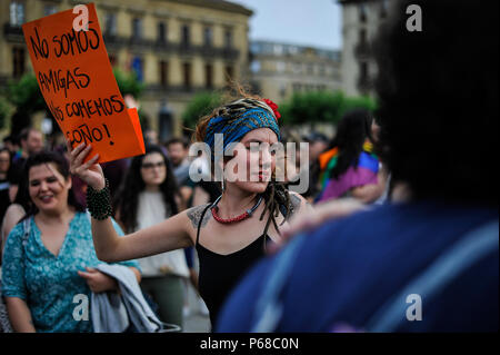 Pamplona, Spanien. 28 Juni, 2018. Die Teilnehmer der Gay Pride Parade wellen Marker, die Tausende von Menschen für LGBTQ + Rechte in Pamplona, Spanien am 28. Juni Rallye, 2018 Beginn der Stolz Wochenende in der Stadt. Credit: Mikel Cia Da Riva/Alamy leben Nachrichten Stockfoto