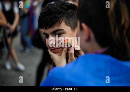 Pamplona, Spanien. 28 Juni, 2018. Die Teilnehmer der Gay Pride Parade wellen Marker, die Tausende von Menschen für LGBTQ + Rechte in Pamplona, Spanien am 28. Juni Rallye, 2018 Beginn der Stolz Wochenende in der Stadt. Credit: Mikel Cia Da Riva/Alamy leben Nachrichten Stockfoto