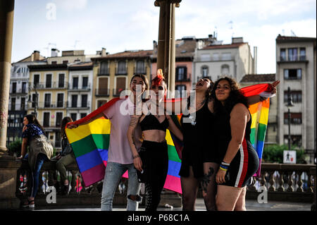 Pamplona, Spanien. 28 Juni, 2018. Die Teilnehmer der Gay Pride Parade wellen Marker, die Tausende von Menschen für LGBTQ + Rechte in Pamplona, Spanien am 28. Juni Rallye, 2018 Beginn der Stolz Wochenende in der Stadt. Credit: Mikel Cia Da Riva/Alamy leben Nachrichten Stockfoto