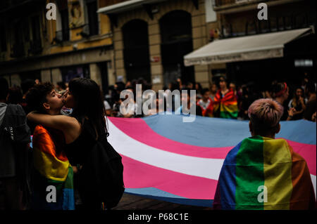 Pamplona, Spanien. 28 Juni, 2018. Die Teilnehmer der Gay Pride Parade wellen Marker, die Tausende von Menschen für LGBTQ + Rechte in Pamplona, Spanien am 28. Juni Rallye, 2018 Beginn der Stolz Wochenende in der Stadt. Credit: Mikel Cia Da Riva/Alamy leben Nachrichten Stockfoto