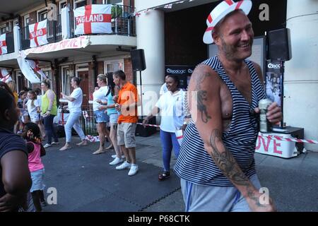 London, Großbritannien. 28. Juni 2018: England Fußball-Fans auf den Kirby Immobilien in halber Zeit. Die Immobilien in Bermondsey in über 300 England Fahnen geschmückt wurde. Flaggen der anderen WM-Spielen der Länder sind auch hängen von den Balkonen. : Credit Claire Doherty/Alamy leben Nachrichten Stockfoto