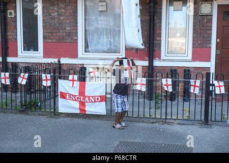 London, Großbritannien. 28.Juni 2018: Eine junge England Fan auf dem Kirby Immobilien Uhren das Spiel gegen Belgien. Die Immobilien in Bermondsey hat in über 300 England Fahnen geschmückt worden. Flaggen der anderen WM-Spielen der Länder sind auch hängen von den Balkonen. : Credit Claire Doherty/Alamy leben Nachrichten Stockfoto