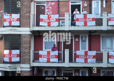 London, Großbritannien. 28. Juni 2018: England Fußball-Fans auf den Kirby Immobilien beobachten das Spiel gegen Belgien. Die Immobilien in Bermondsey hat in über 300 England Fahnen geschmückt worden. Flaggen der anderen WM-Spielen der Länder sind auch hängen von den Balkonen. : Credit Claire Doherty/Alamy leben Nachrichten Stockfoto