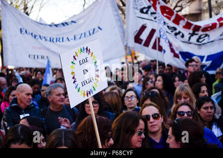 La Plata, Buenos Aires, Argentinien. 28 Juni, 2018. Gilden von Pädagogen auf allen Ebenen mit Fahnen und Banner während der Demonstration. Union der Pädagogen aus der Provinz Buenos Aires Protest an das Ministerium für Bildung in La Plata für eine Gehaltserhöhung von 30 % und einer Aufhebung in der Resolution 1736, erfordern sie auch eine Generalstreik von allen Pädagogen während des Protestes. Credit: Fernando Oduber/SOPA Images/ZUMA Draht/Alamy leben Nachrichten Stockfoto