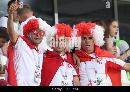 Knittelfeld, Russland. 28 Juni, 2018. Tunesische Anhänger jubeln an den Ständen während der FIFA WM 2018 Gruppe G Fußballspiel zwischen Tunesien und Panama an der Steiermark Arena, in Knittelfeld, Russland, 28. Juni 2018. Credit: Mokhtar Hmima/dpa/Alamy leben Nachrichten Stockfoto