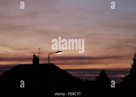 St Helens, Großbritannien. 28. Juni 2018. Rauch aus moorland Brände Drifts über den Himmel in St Helens, Großbritannien. Moorland Brände werden in Saddleworth und Winter Hill, North West England. Credit: Premos/Alamy leben Nachrichten Stockfoto