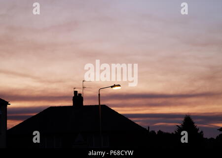 St Helens, Großbritannien. 28. Juni 2018. Rauch aus moorland Brände Drifts über den Himmel in einem Vorort St Helens, Großbritannien. Moorland Brände werden in Saddleworth und Winter Hill, North West England. Credit: Premos/Alamy leben Nachrichten Stockfoto