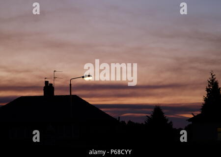 St Helens, Großbritannien. 28. Juni 2018. Rauch aus moorland Brände Drifts über den Himmel in einem Vorort St Helens, Großbritannien. Moorland Brände werden in Saddleworth und Winter Hill, North West England. Credit: Premos/Alamy leben Nachrichten Stockfoto