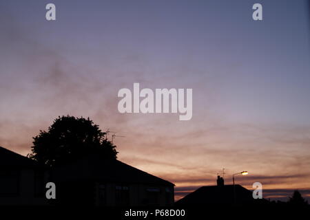 St Helens, Großbritannien. 28. Juni 2018. Rauch aus moorland Brände Drifts über den Himmel in einem Vorort St Helens, Großbritannien. Moorland Brände werden in Saddleworth und Winter Hill, North West England. Credit: Premos/Alamy leben Nachrichten Stockfoto