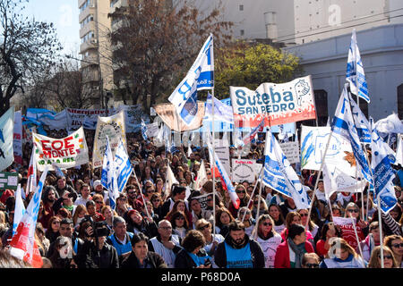 La Plata, Buenos Aires, Argentinien. 28 Juni, 2018. Gilden von Pädagogen auf allen Ebenen mit Fahnen und Banner während der Demonstration. Union der Pädagogen aus der Provinz Buenos Aires Protest an das Ministerium für Bildung in La Plata für eine Gehaltserhöhung von 30 % und einer Aufhebung in der Resolution 1736, erfordern sie auch eine Generalstreik von allen Pädagogen während des Protestes. Credit: Fernando Oduber/SOPA Images/ZUMA Draht/Alamy leben Nachrichten Stockfoto