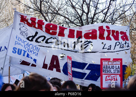 La Plata, Buenos Aires, Argentinien. 28 Juni, 2018. Fragen Auflösung 1736 während der Demonstration zu beseitigen. Union der Pädagogen aus der Provinz Buenos Aires Protest an das Ministerium für Bildung in La Plata für eine Gehaltserhöhung von 30 % und einer Aufhebung in der Resolution 1736, die Sie auch für einen Generalstreik von allen Pädagogen während des Protestes. Credit: Fernando Oduber/SOPA Images/ZUMA Draht/Alamy leben Nachrichten Stockfoto